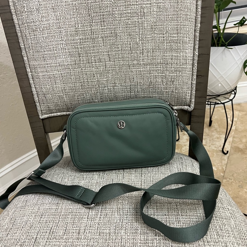 Lululemon camera crossbody.